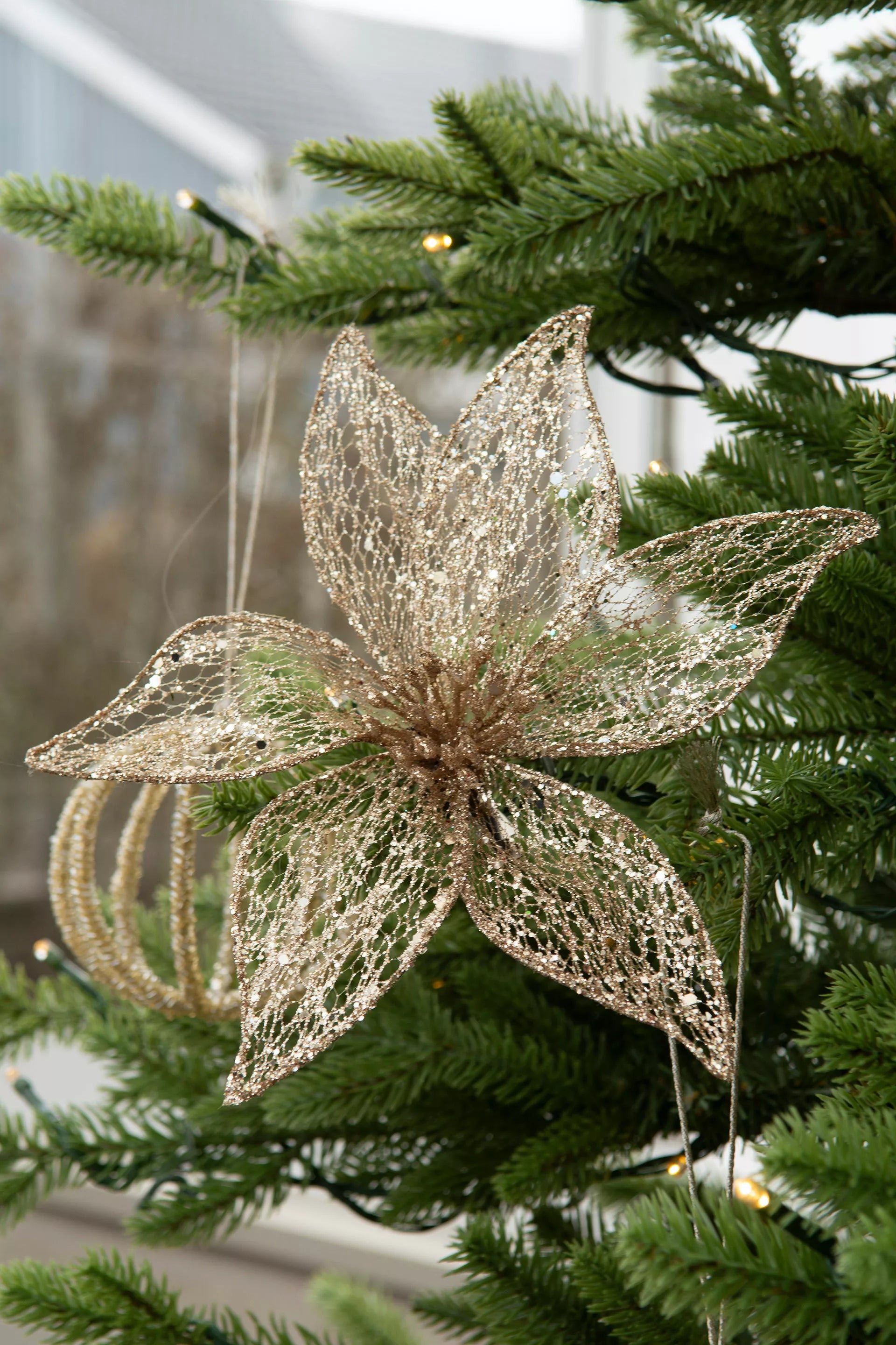 Kultainen kukkakoriste - Joulukoristeet