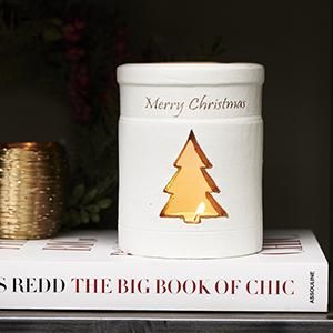 A Merry Christmas Tree Hurricane Riviera Maisonin Joulukuusi tuikkuvaasi. Savea valkoisella maalipinnalla. Mitat noin 16cm