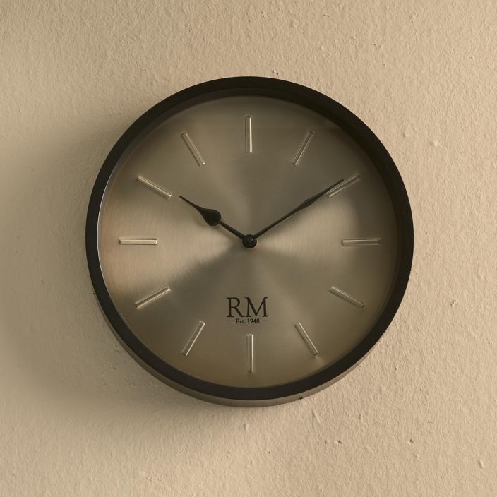 Santiago Wall Clock Keep up with the times with this RM wall clock, 30 cm in diameter, with a beautiful black surround and
