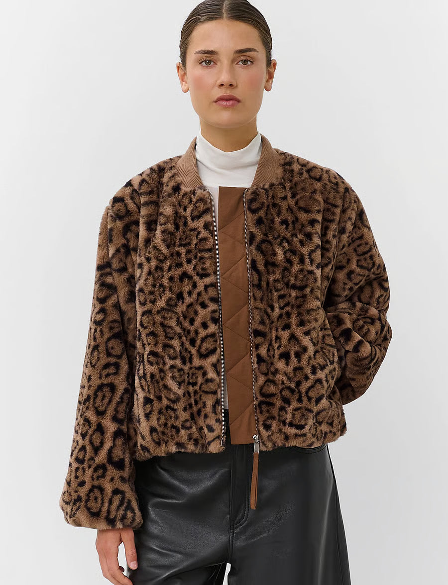 Leona Estacia Bomber Takki