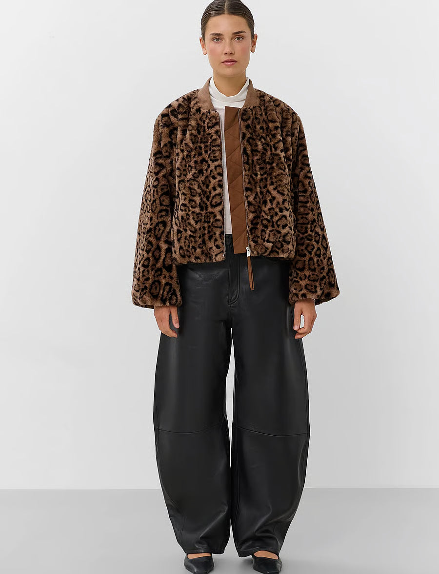 Leona Estacia Bomber Takki