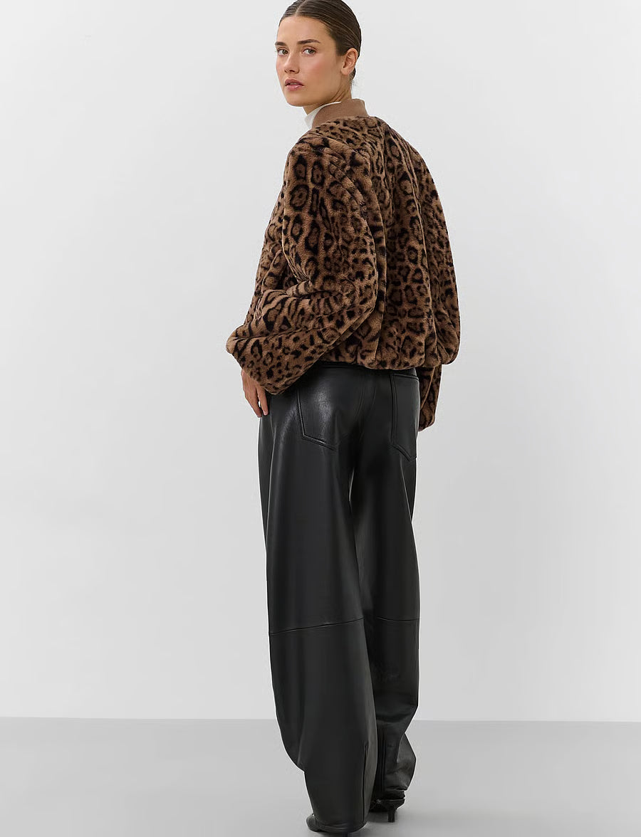 Leona Estacia Bomber Takki